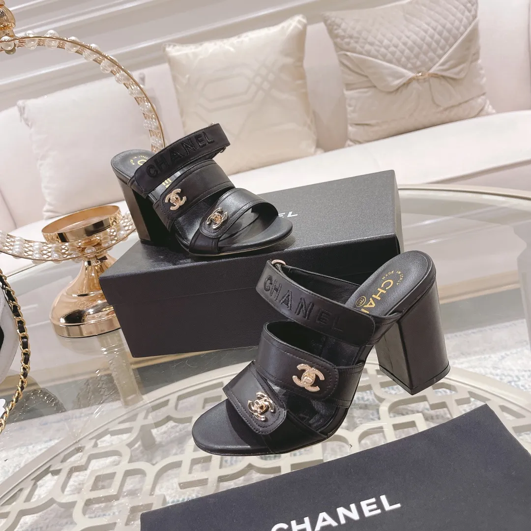 👟👟Ex-factory price 540👟👟 🌹🌹🌹2025 latest CHANEL Chanel early spring catwalk new model 🌸️Purchased the original version in Hong Kong and opened the mold exclusively. Top quality % genuine last developed with smooth lines. The shoe shape is perfect and can be safely entered and exited from the counter! Official website 1:1 production. 🇮🇹🇮🇹🇮🇹 Material: Mixed sheepskin imported from Italy & private molded double C buckle and letters are delicate, smooth, shiny and feel great! 💅The fabric and the feet are made of the same material, which is great on the feet! ! ! Color: black/apricot Code number: 34-40 (custom-made sizes 41 and 42 are non-refundable)